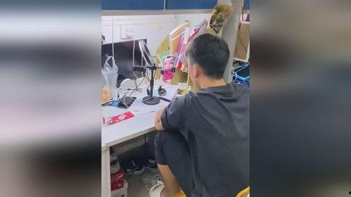 寝室男生坐着吃瓜