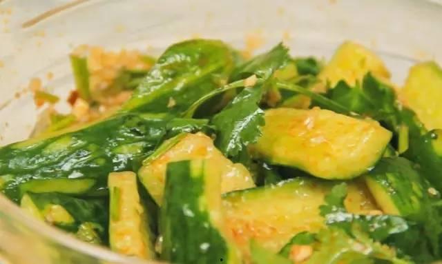 吃瓜还是喝瓜好吃一点,吃瓜与喝瓜，谁才是味蕾的终极赢家？